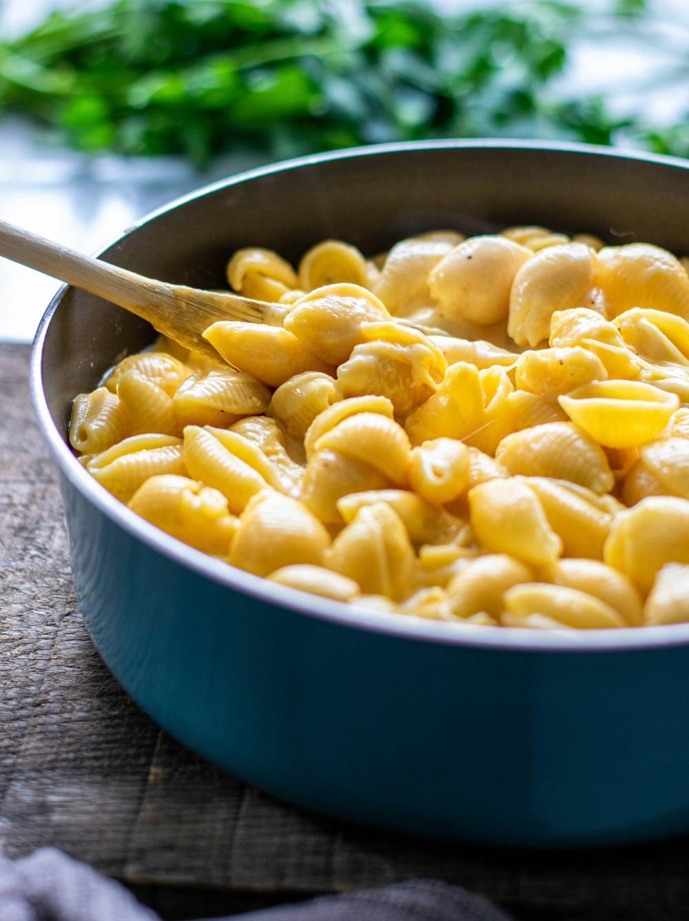 Creamy vegan mac and cheese pasta in a blue pan
